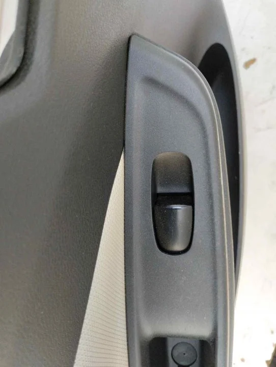 Foto de MANDO ELEVALUNAS TRASERO IZQUIERDO NISSAN MICRA (K14) 0.9 CAT (90 CV / 66 KW) referencia 829515FA1E