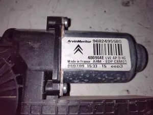 Foto de MOTOR ELEVALUNAS DELANTERO DERECHO CITROEN C4 PICASSO 1.6 16V HDi FAP (109 CV / 80 KW) referencia 9682495580 foto 4