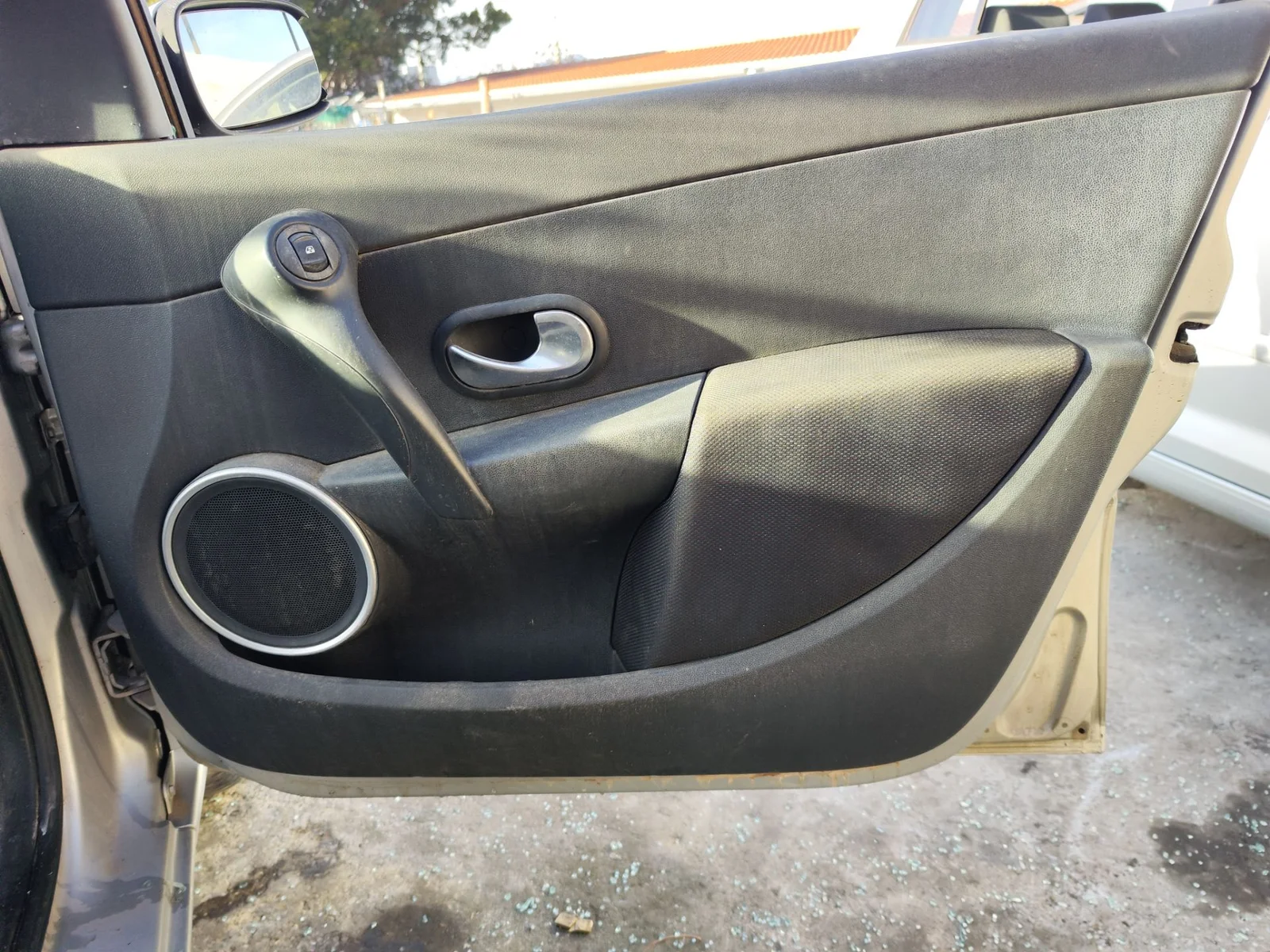 Foto de GUARNECIDO PUERTA DELANTERA DERECHA RENAULT CLIO III 1.4 16V (98 CV / 72 KW)