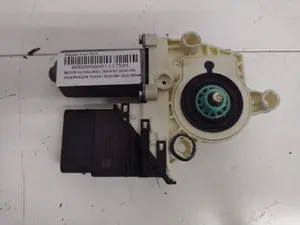 Foto de MOTOR ELEVALUNAS TRASERO DERECHO VOLKSWAGEN PASSAT BERLINA (3C2) 2.0 TDI (140 CV / 103 KW) referencia 1K0959704P