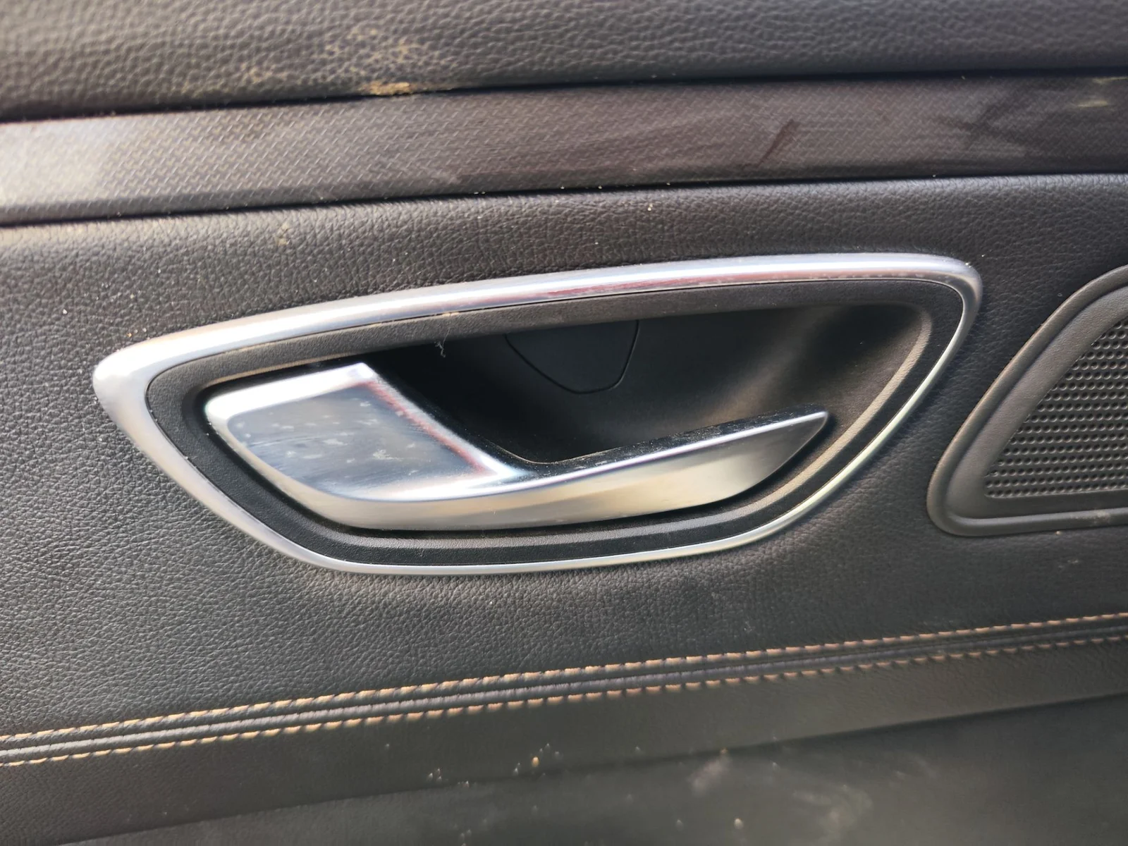 Foto de MANETA INTERIOR TRASERA IZQUIERDA RENAULT TALISMAN SPORT TOURER 1.6 dCi Diesel FAP Energy (131 CV / 96 KW)