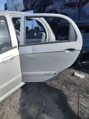 Foto de PUERTA TRASERA IZQUIERDA CHEVROLET MATIZ 0.8 CAT (52 CV / 38 KW) referencia 96601252