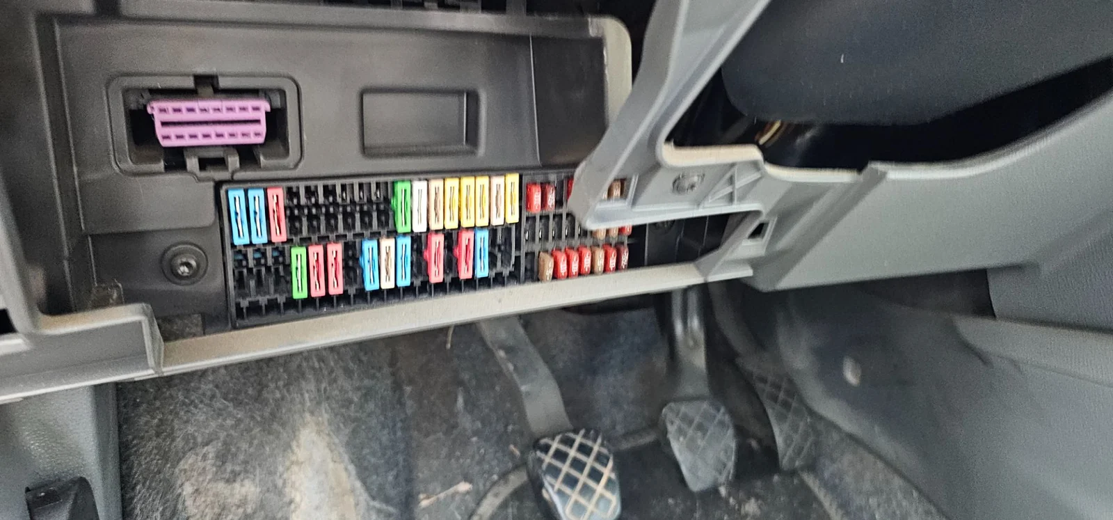 Foto de CAJA RELES / FUSIBLES SEAT IBIZA BERLINA (6J5) 1.4 TDI (80 CV / 59 KW)