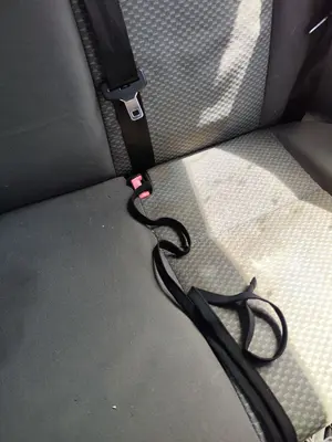 Foto de ENGANCHE CINTURON TRASERO IZQUIERDO FORD FOCUS BERLINA (CAP) 1.6 TDCi CAT (90 CV / 66 KW)