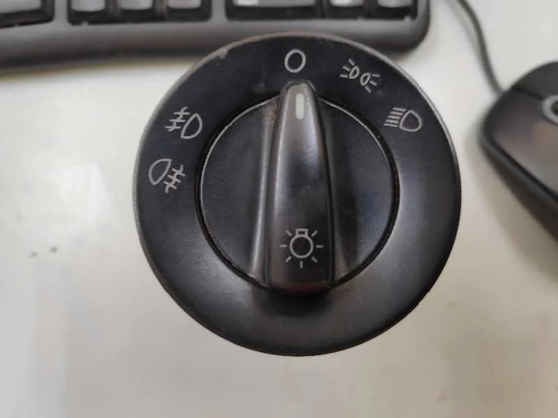 Foto de MANDO LUCES VOLKSWAGEN PASSAT BERLINA (3B3) referencia 1C0941531A