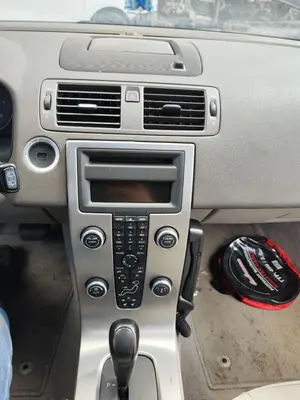 Foto de CONSOLA CENTRAL VOLVO V50 FAMILIAR 2.0 Diesel CAT (136 CV / 100 KW)
