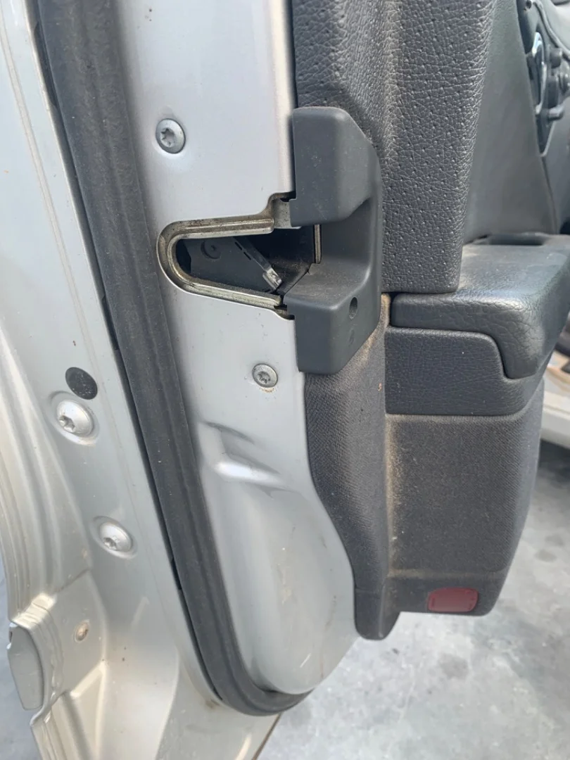 Foto de CERRADURA PUERTA DELANTERA IZQUIERDA MERCEDES-BENZ CLASE E (BM 211) BERLINA 2.7 CDI CAT (177 CV / 130 KW) referencia A2117200335