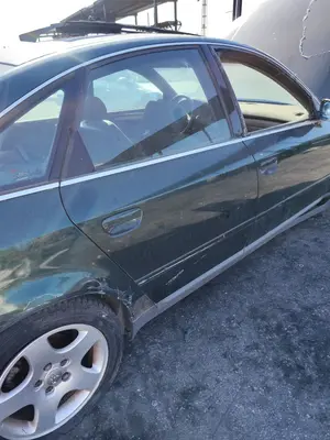 Foto de PUERTA TRASERA DERECHA AUDI A6 BERLINA (4B2) 2.5 V6 24V TDI (150 CV / 110 KW) foto 2