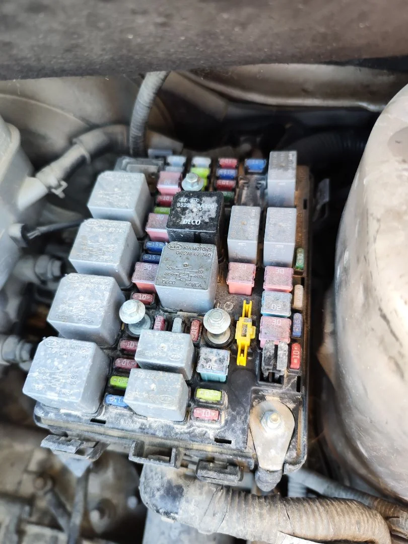 Foto de CAJA RELES / FUSIBLES KIA CARENS (RS) 1.8 16V CAT (126 CV / 93 KW)