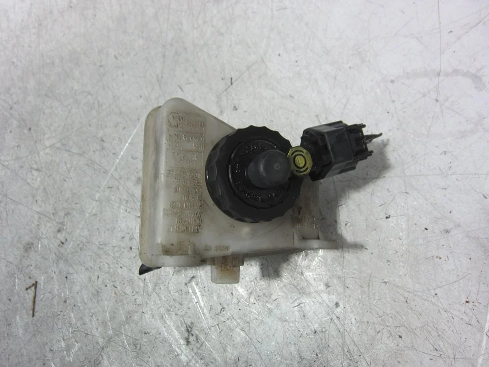 Foto de DEPOSITO LIQUIDO DE FRENOS FORD FOCUS FAMILIAR (CAK) 1.8 16V CAT (116 CV / 85 KW) referencia 98AB2C217AD
