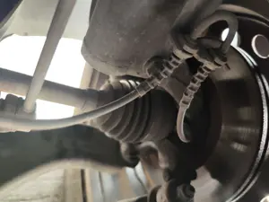 Foto de PINZA DE FRENO DELANTERA DERECHA RENAULT CLIO III 1.5 dCi Diesel FAP (75 CV / 55 KW)