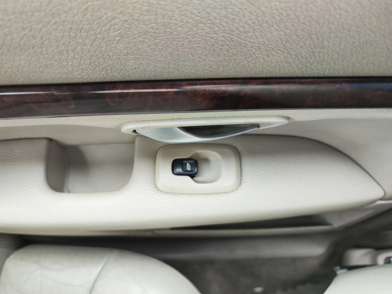 Foto de MANDO ELEVALUNAS TRASERO IZQUIERDO VOLVO S80 BERLINA 2.4 Diesel (131 CV / 96 KW)