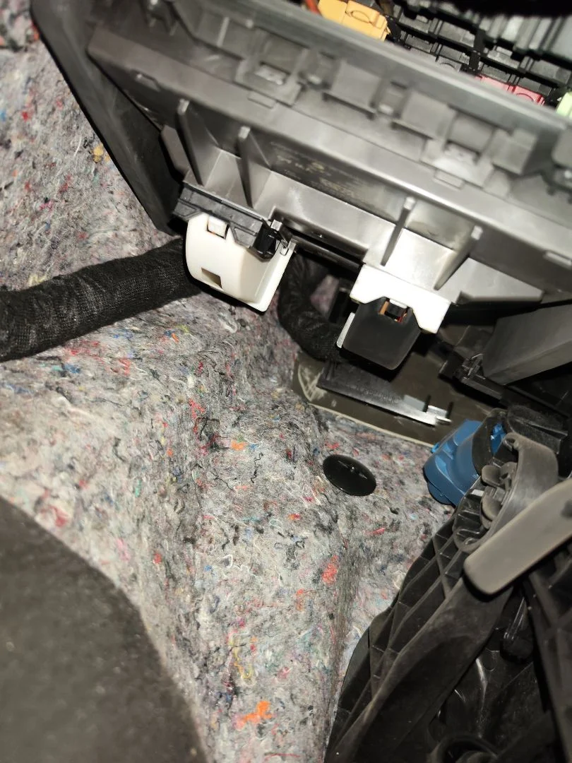Foto de CAJA RELES / FUSIBLES VOLKSWAGEN POLO V (6R1) 1.2 (60 CV / 44 KW)