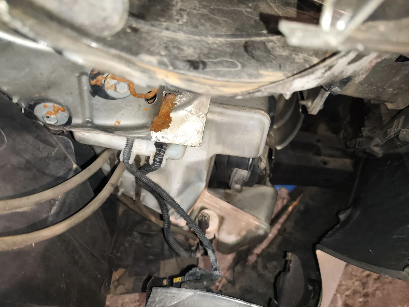 Foto de DEPOSITO LIMPIA PEUGEOT 308 SW 1.6 HDi FAP CAT (9HZ / DV6TED4) (109 CV / 80 KW) referencia 6431L2