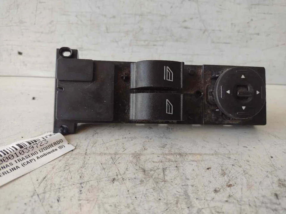 Foto de MANDO ELEVALUNAS TRASERO IZQUIERDO FORD FOCUS BERLINA (CAP) 1.6 16V CAT (101 CV / 74 KW) referencia 03168080
