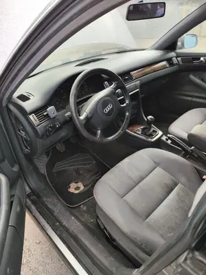 Foto de SALPICADERO AUDI A6 BERLINA (4B2) 2.4 V6 30V (165 CV / 121 KW) foto 3