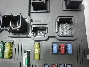 Foto de CAJA RELES / FUSIBLES PEUGEOT 407 2.0 16V CAT (136 CV / 100 KW) referencia 9655708480 foto 4