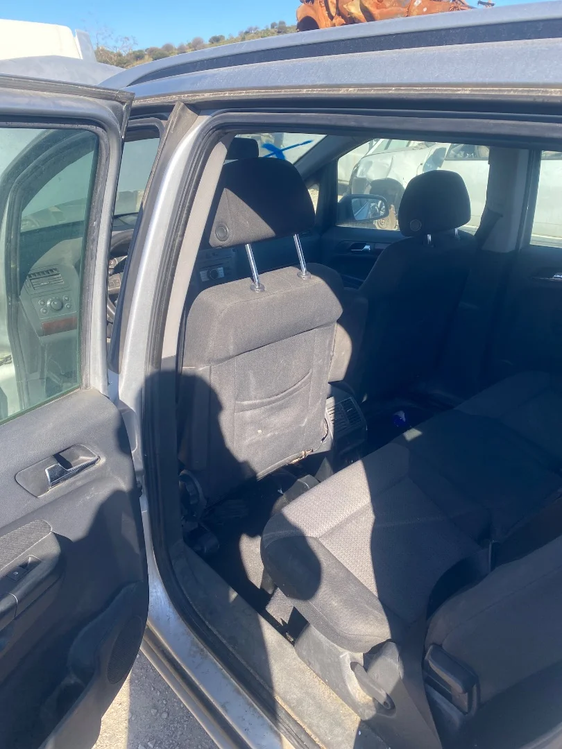 Foto de GOMAS CONTORNO PUERTA OPEL ZAFIRA B 1.9 CDTI (120 CV / 88 KW)