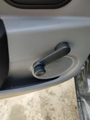 Foto de MANETA ELEVALUNAS TRASERA IZQUIERDA RENAULT CLIO III 1.2 16V (75 CV / 55 KW)