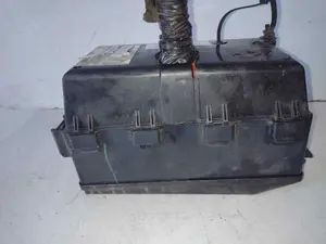 Foto de CAJA RELES / FUSIBLES FORD FOCUS BERLINA (CAP) referencia 14K733 foto 3