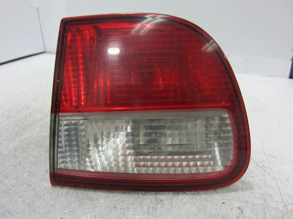 Foto de PILOTO TRASERO DERECHO INTERIOR SEAT LEON (1M1) 1.9 TDI (110 CV / 81 KW) referencia 1M6945092A