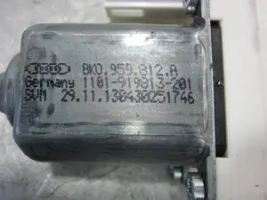 Foto de MOTOR ELEVALUNAS TRASERO IZQUIERDO PORSCHE CAYENNE (TIPO 92A) referencia 8K0959812A foto 3
