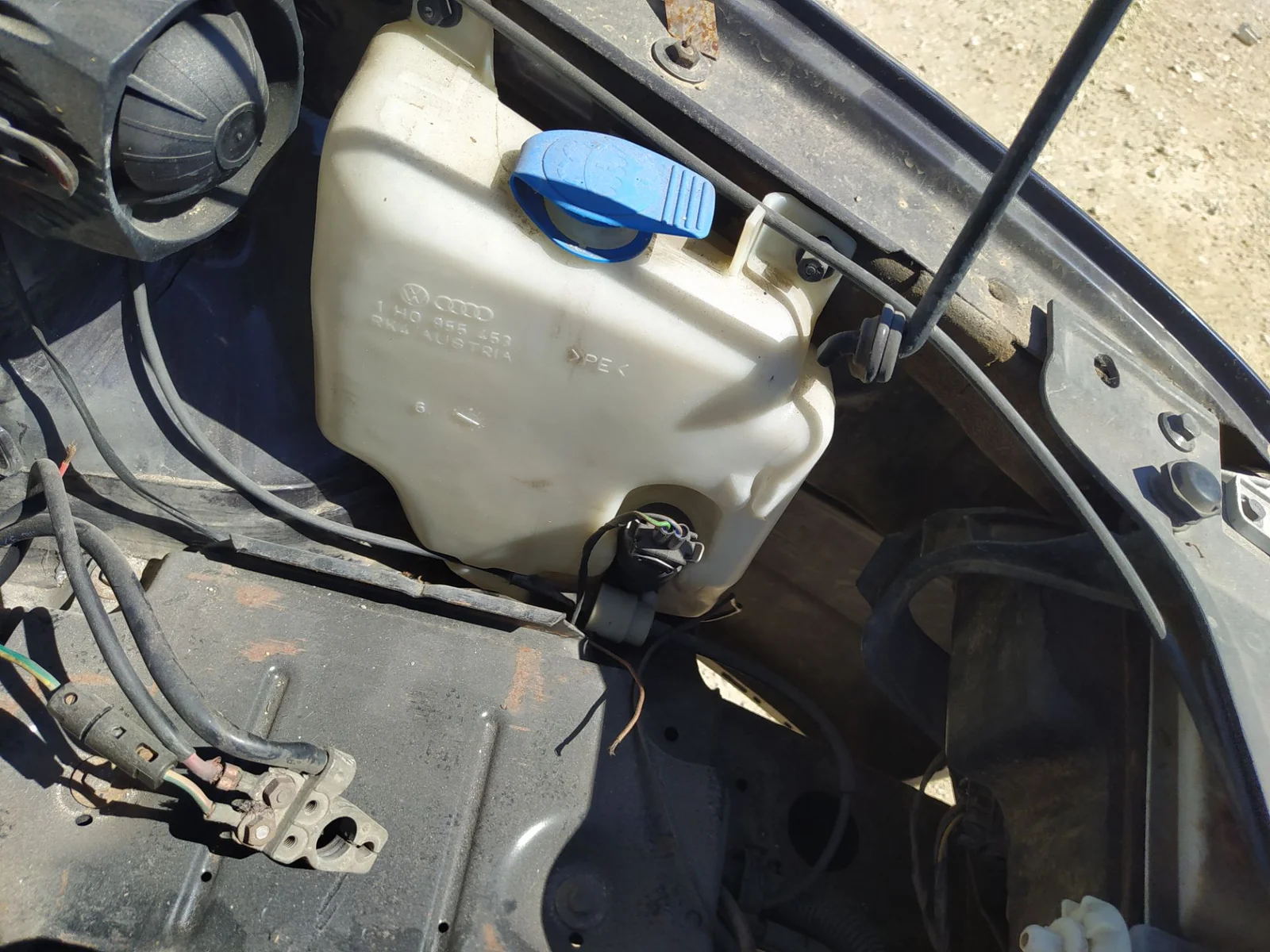Foto de DEPOSITO LIMPIA VOLKSWAGEN GOLF III (1H1)(11.1991) 1.6 (75 CV / 55 KW) referencia 1H0955451A