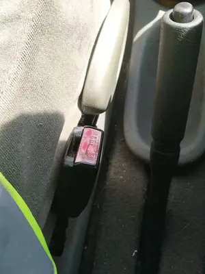 Foto de ENGANCHE CINTURON DELANTERO IZQUIERDO RENAULT SCENIC I (JA...) 1.9 dCi Diesel CAT (102 CV / 75 KW)