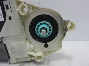 Foto de MOTOR ELEVALUNAS DELANTERO DERECHO CITROEN C5 BERLINA 2.2 HDi FAP CAT (4HX / DW12ED4) (133 CV / 98 KW) referencia 9649304480 foto 5