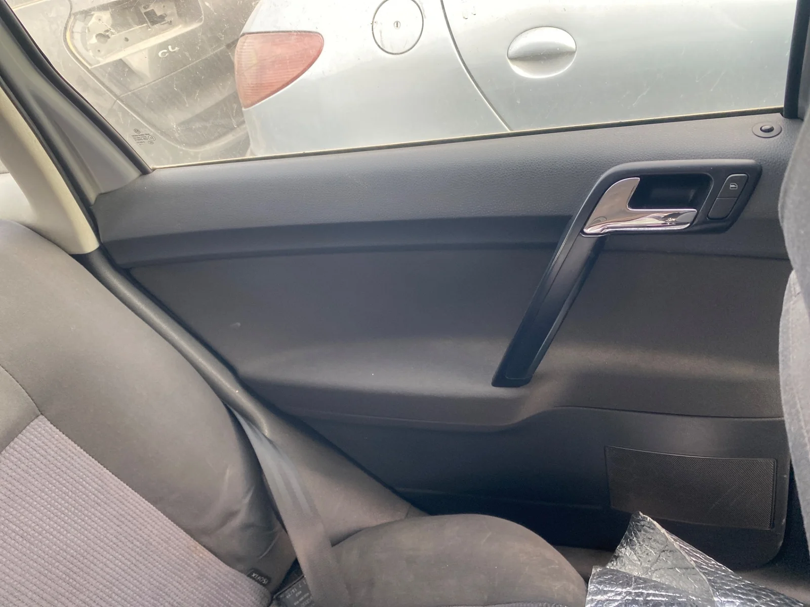 Foto de GUARNECIDO PUERTA TRASERA IZQUIERDA VOLKSWAGEN POLO IV (9N3) 1.4 FSI (86 CV / 63 KW)