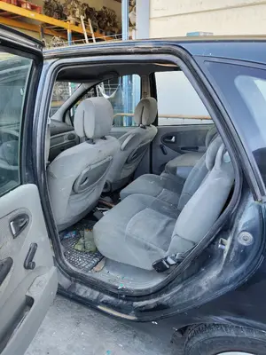 Foto de GOMAS CONTORNO PUERTA RENAULT SCENIC I (JA...) 1.9 dCi Diesel CAT (102 CV / 75 KW)