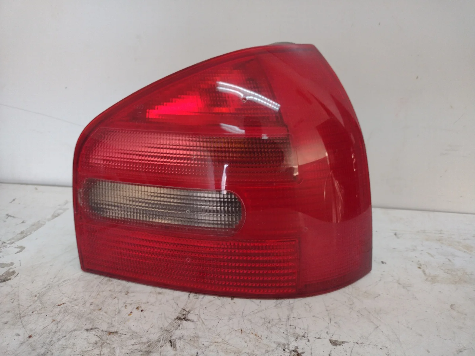 Foto de PILOTO TRASERO DERECHO AUDI A3 (8L) 1.8 20V (125 CV / 92 KW) referencia 8L0945096A