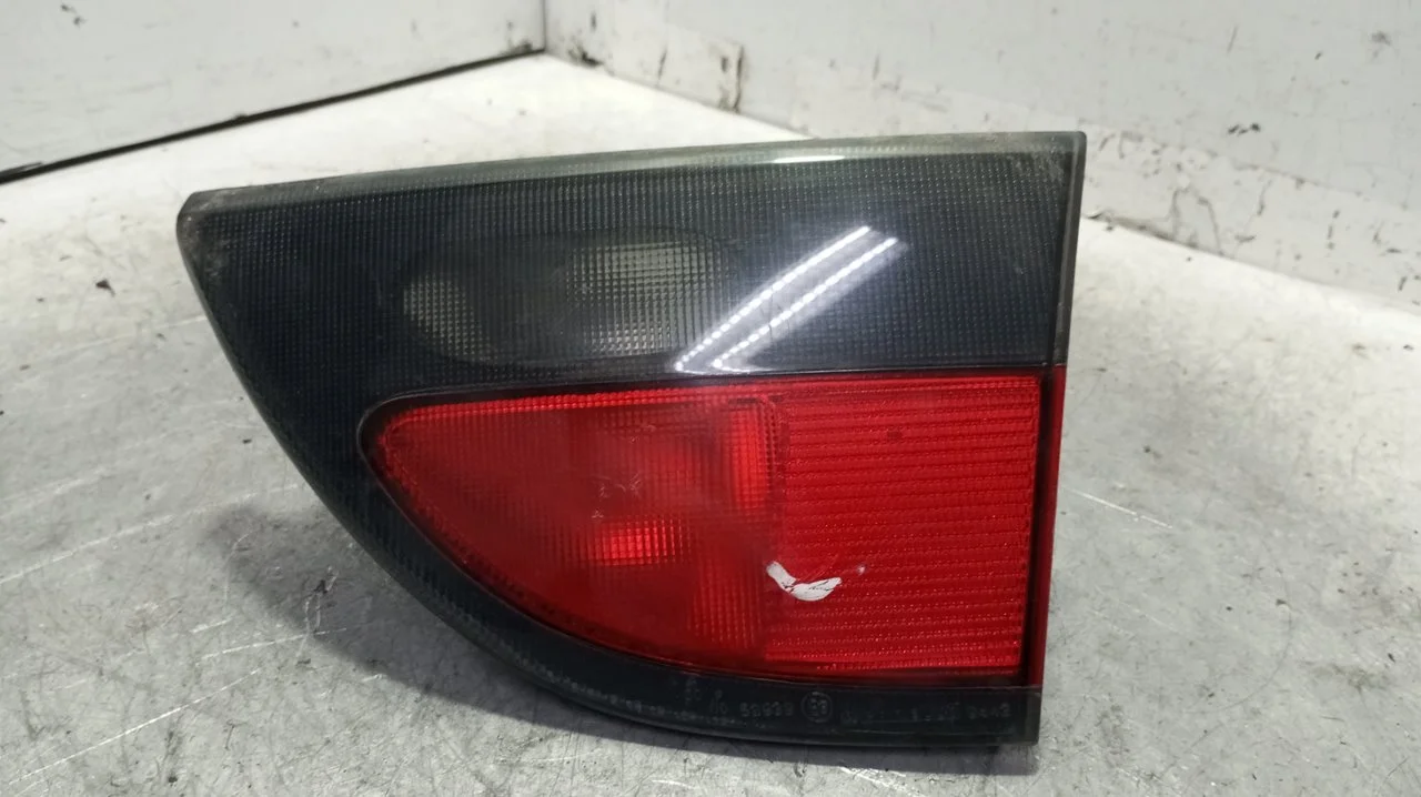 Foto de PILOTO TRASERO DERECHO INTERIOR RENAULT MEGANE I CLASSIC (LA0) 2.0 CAT (114 CV / 84 KW) referencia 7700838533