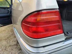 Foto de PILOTO TRASERO IZQUIERDO MERCEDES-BENZ CLASE E (BM 210) BERLINA 3.0 Turbodiesel CAT (177 CV / 130 KW)
