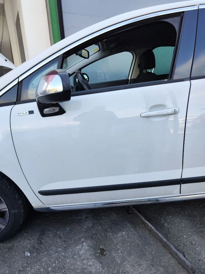 Foto de PUERTA DELANTERA IZQUIERDA PEUGEOT 3008 1.6 Blue-HDI FAP (120 CV / 88 KW)