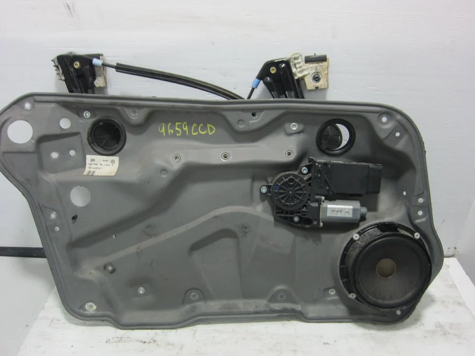 Foto de ELEVALUNAS DELANTERO IZQUIERDO VOLKSWAGEN GOLF IV BERLINA (1J1)(10.1997) 1.6 16V (105 CV / 77 KW) referencia 1J4337755E