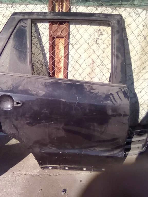 Foto de PUERTA TRASERA DERECHA HYUNDAI SANTA FE (CM)
