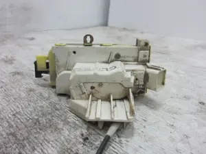 Foto de CERRADURA PUERTA TRASERA IZQUIERDA FORD FOCUS BERLINA (CAK) 1.8 TDDI Turbodiesel CAT (90 CV / 66 KW) referencia XS41A26413BH foto 2