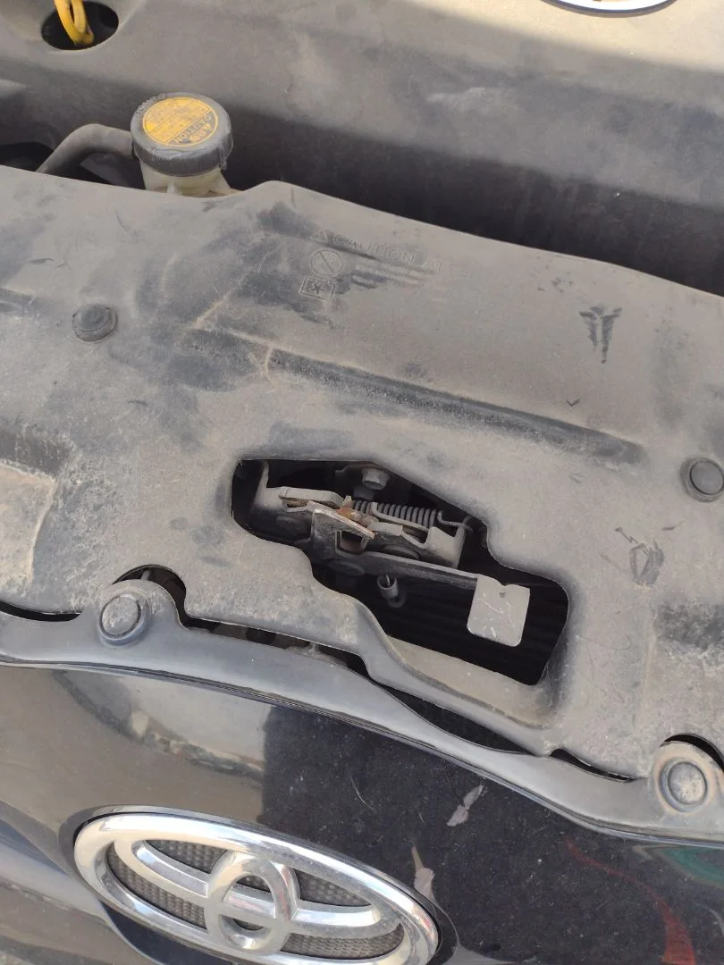 Foto de CERRADURA CAPO TOYOTA COROLLA VERSO (R1) 2.2 Turbodiesel CAT (136 CV / 100 KW)