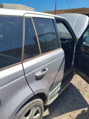 Foto de PUERTA TRASERA DERECHA LAND ROVER RANGE ROVER SPORT 2.7 Td V6 CAT (190 CV / 140 KW) referencia BFA790080 foto 3