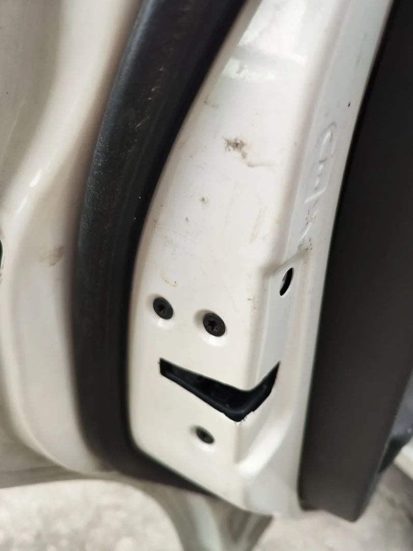 Foto de CERRADURA PUERTA TRASERA IZQUIERDA FORD FOCUS BERLINA (CAP) 1.6 TDCi CAT (90 CV / 66 KW)