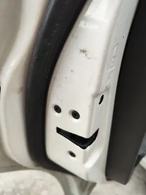 Foto de CERRADURA PUERTA TRASERA IZQUIERDA FORD FOCUS BERLINA (CAP) 1.6 TDCi CAT (90 CV / 66 KW)