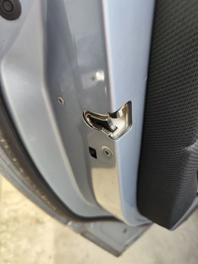 Foto de CERRADURA PUERTA TRASERA IZQUIERDA MERCEDES-BENZ CLASE B (BM 245) 2.0 CDI CAT (109 CV / 80 KW) referencia A1697303235