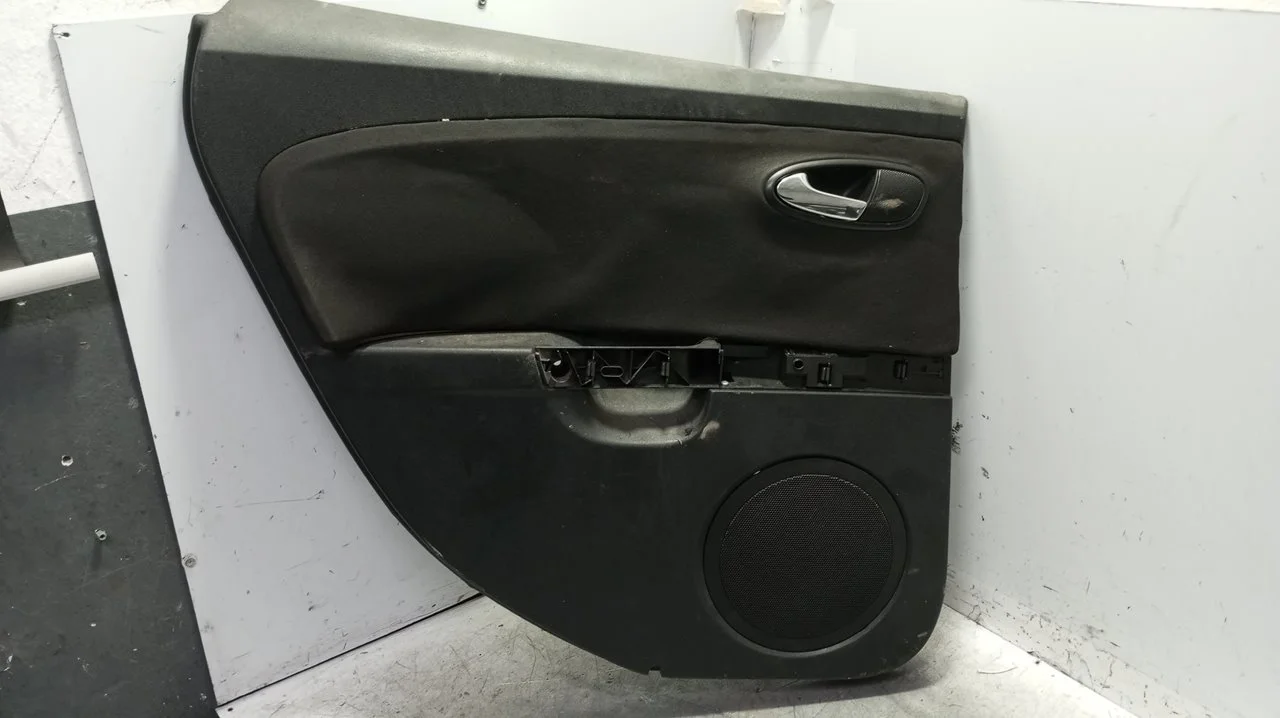 Foto de GUARNECIDO PUERTA TRASERA IZQUIERDA SEAT LEON (1P1) 2.0 TDI (170 CV / 125 KW) referencia 1P0867211
