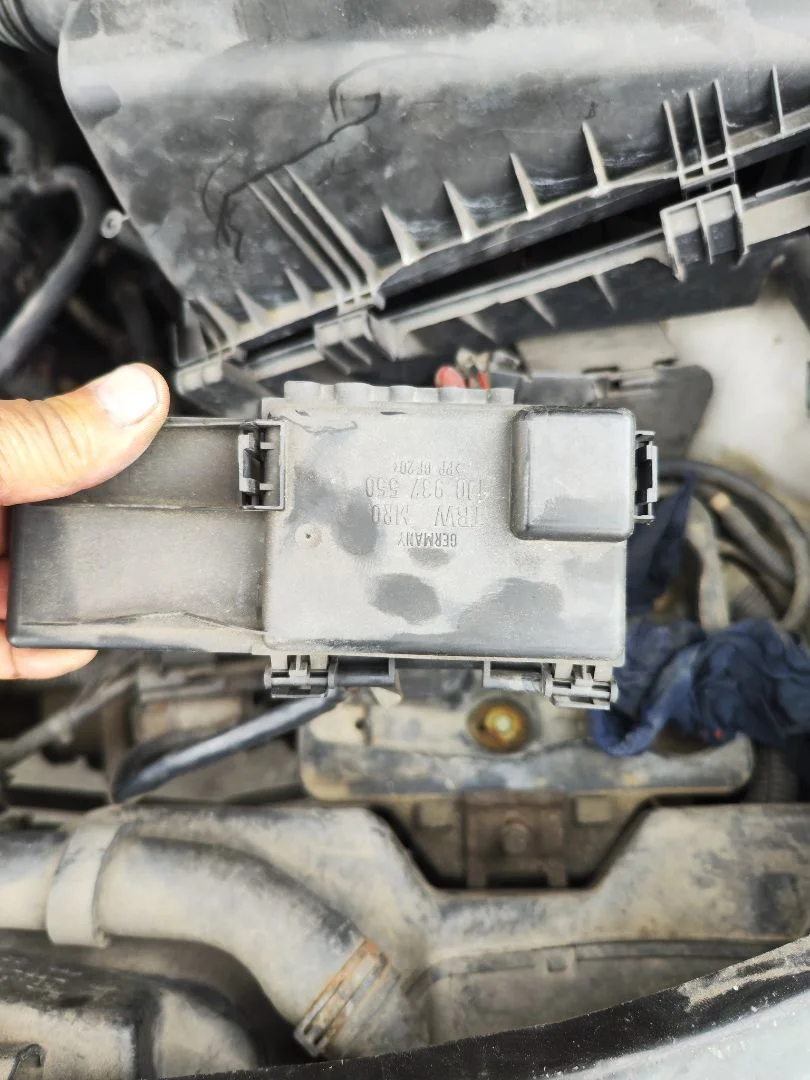 Foto de CAJA RELES / FUSIBLES SKODA OCTAVIA BERLINA (1U2) 1.9 TDI (90 CV / 66 KW) referencia 1J0937550AC
