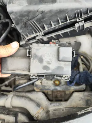 Foto de CAJA RELES / FUSIBLES SKODA OCTAVIA BERLINA (1U2) 1.9 TDI (90 CV / 66 KW) referencia 1J0937550AC