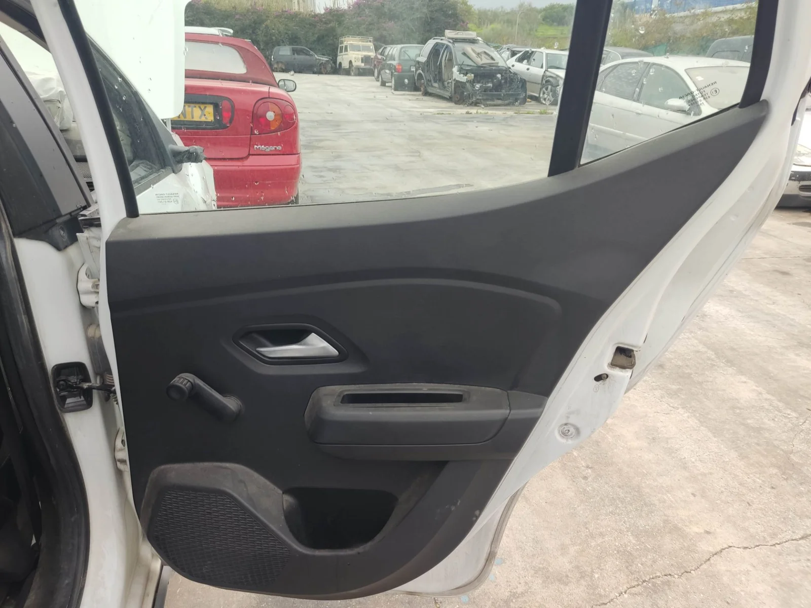 Foto de GUARNECIDO PUERTA TRASERA DERECHA DACIA SANDERO III 1.0 TCE CAT (91 CV / 67 KW) referencia 829A07817R