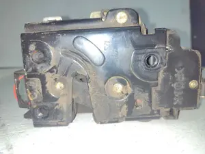 Foto de CERRADURA PUERTA TRASERA IZQUIERDA VOLKSWAGEN PASSAT BERLINA (3B3) 1.9 TDI (131 CV / 96 KW) referencia 3B0837867 foto 3