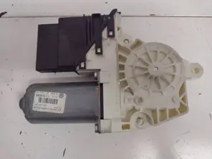 Foto de MOTOR ELEVALUNAS TRASERO DERECHO VOLKSWAGEN PASSAT BERLINA (3C2) 2.0 TDI (140 CV / 103 KW) referencia 1K0959704P foto 3