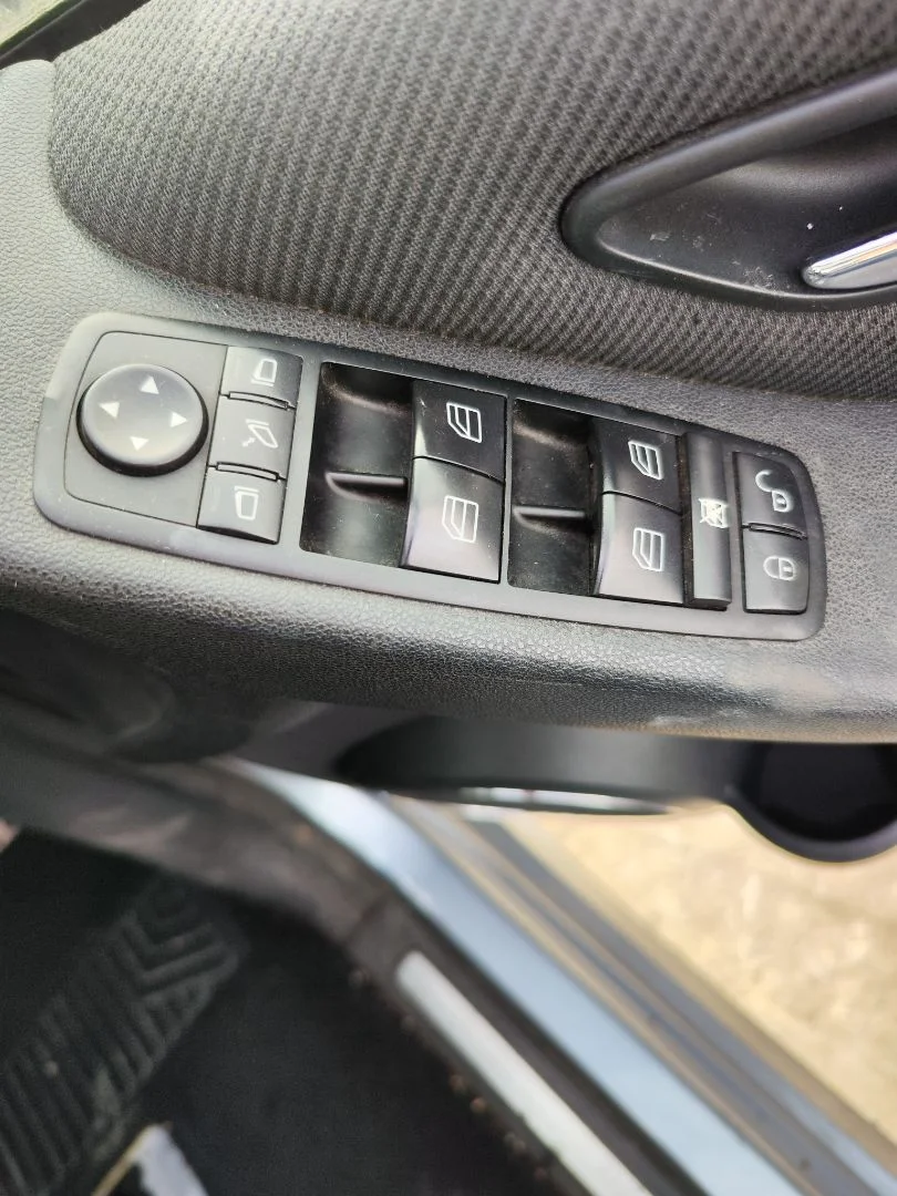 Foto de MANDO ELEVALUNAS DELANTERO DERECHO MERCEDES-BENZ CLASE B (BM 245) 2.0 CDI CAT (109 CV / 80 KW)